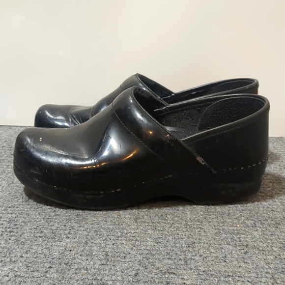 Dansko Shoes - Black patent shiny Dansko clogs GUC size 8 (39)